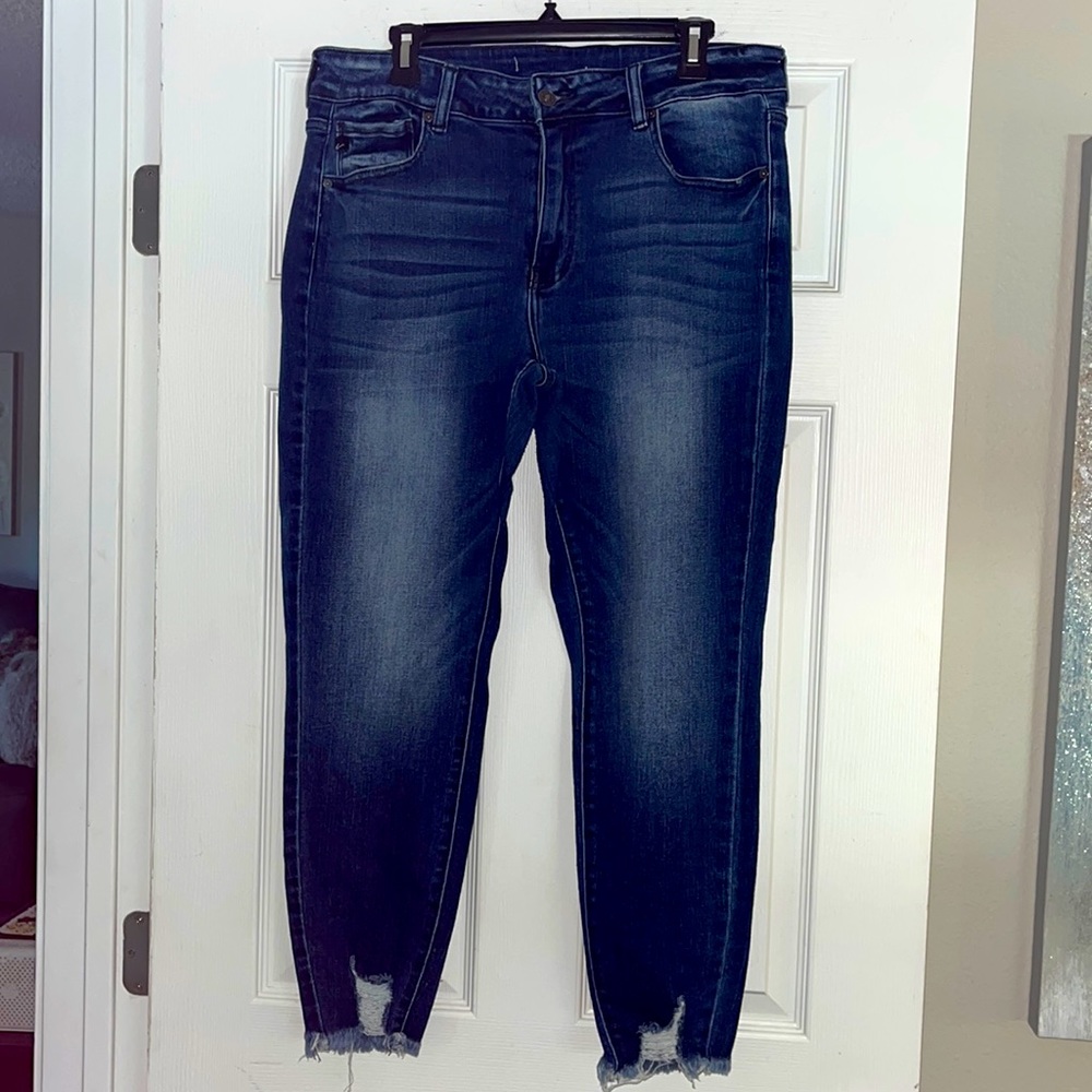 Women’s 14w KanCan Jeans Shark Bite Hem